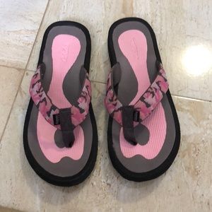 Cabela’s pink & gray flip flops